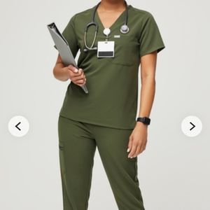 🆕️ FIGS Olive Green, limited edition. Set- XS